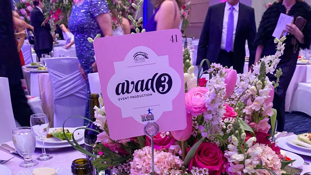 The avad3 Event Production logo is placed on a pink table-holder. 